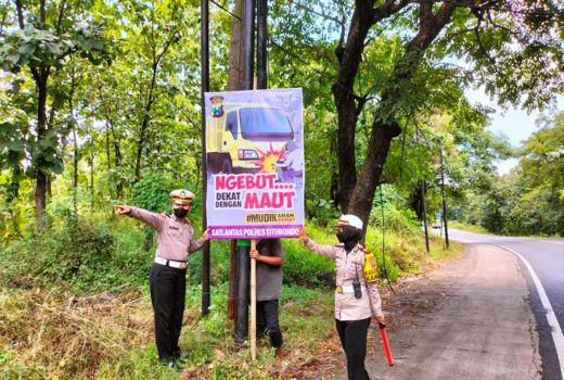 Jelang Lebaran, Polres Situbondo Pasang Spanduk di Jalur Pantura - GenPI.co JATIM