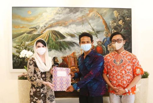 Ketua Dekranasda Jatim Bagi Rezeki ke Seniman Ludruk di Surabaya - GenPI.co JATIM