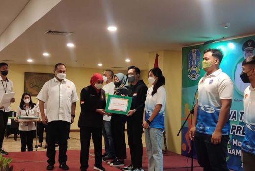 Khofifah Beri Semangat 71 Atlet Jatim Menuju SEA Games Vietnam - GenPI.co JATIM