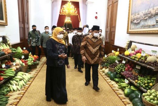 Khofifah Kupaskan Nanas Terbaik di Jatim untuk Prabowo - GenPI.co JATIM