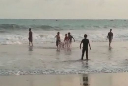 Hati-Hati, 3 Wisatawan Terseret Ombak Pantai Soge Pacitan - GenPI.co JATIM