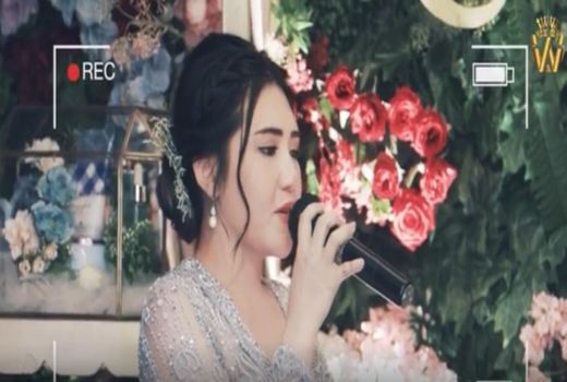 Gaya Via Vallen dan Chevra Yolandi Saat Prosesi Tunangan - GenPI.co JATIM