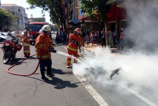 Hangus Terbakar, Motor di Jalan Gemblongan Surabaya Sisa Rangka - GenPI.co JATIM