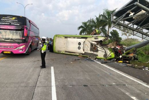 Fakta dan Kronologi Kecelakaan Maut Tol Sumo, Bus Oleng ke Kiri - GenPI.co JATIM