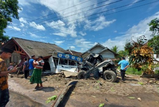 Dump Truk Tabrak 9 Bangunan di Pasuruan, Hancur Semua - GenPI.co JATIM
