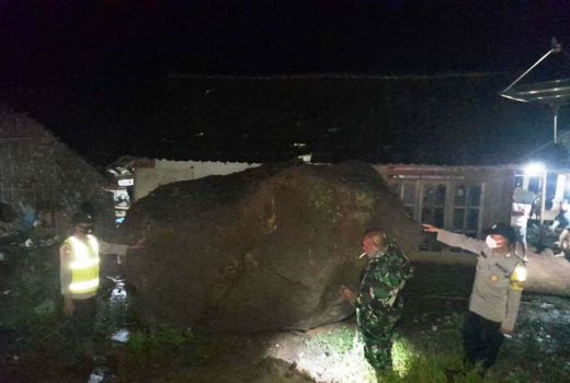 Hujan Deras, Bongkahan Batu Besar Menimpa Rumah Warga Situbondo - GenPI.co JATIM