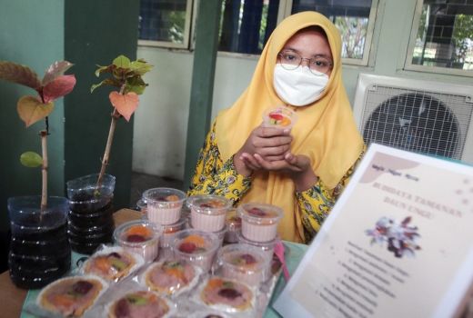 Daun Ungu Kaya Manfaat, Siswi SMP di Surabaya Buat Terobosan Unik - GenPI.co JATIM