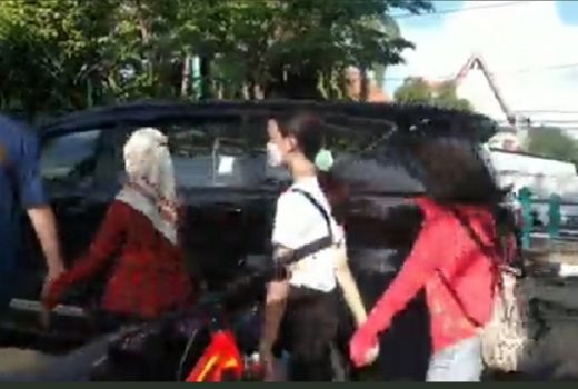 Viral Mobil Pelat Merah Terobos CFD di Surabaya - GenPI.co JATIM