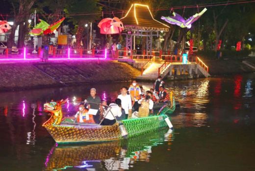 Wisata Perahu Sungai Kalimas Buka, Suguhkan Pemandangan Indah - GenPI.co JATIM
