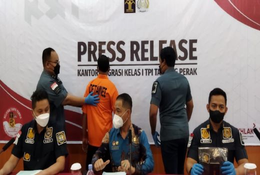 Terlihat di Perusahaan, WNA Asal India Dideportasi - GenPI.co JATIM