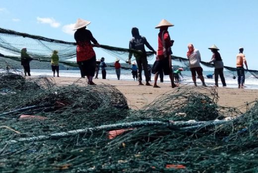Nelayan Pantai Sine Tulungagung Curhat, Ingin Punya SPBN - GenPI.co JATIM
