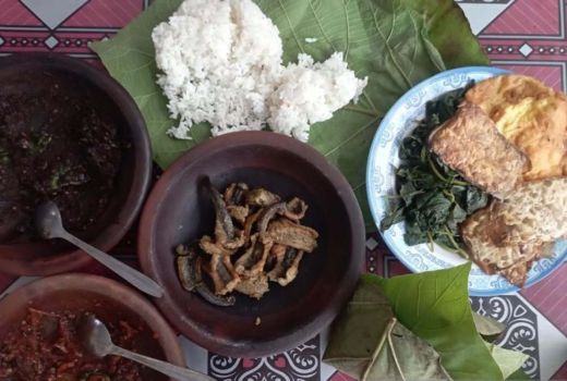 Kuliner Legenda di Madiun, Nasi Buntel Daun Jati, Sedap Rasanya - GenPI.co JATIM