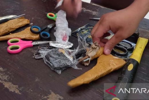 Calon Jamaah Haji Asal Lamongan Ketahuan Bawa Paku dan Palu - GenPI.co JATIM
