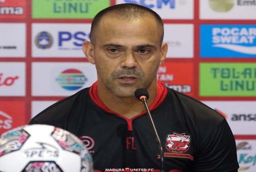Drama Laga Persija vs Madura United, Fabio Lefundes Protes Keras Wasit - GenPI.co JATIM
