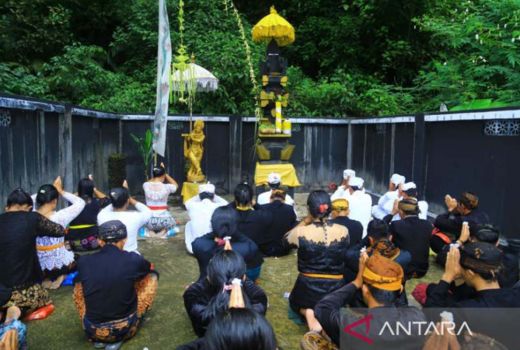 Warga Suku Tengger Ritual Ambil Air Suci Jelang Yadnya Kasada - GenPI.co JATIM