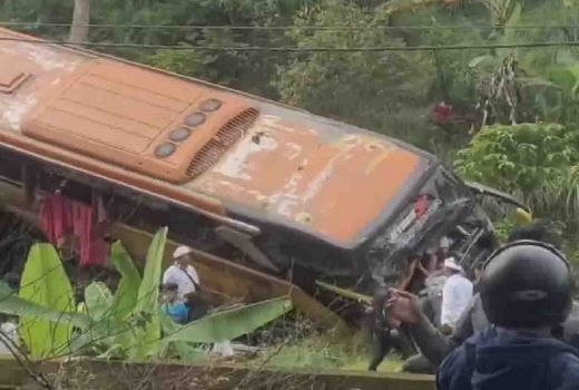 Bus Wisata SMP Lab School Unesa 2 Surabaya Kecelakaan di Bali - GenPI.co JATIM