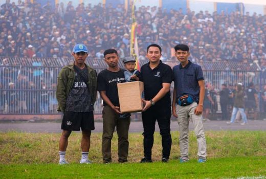 Merinding! Persela Lamongan dapat Saweran Suporter - GenPI.co JATIM