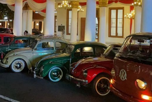 Parade Volkswagen Berjajar di Depan Gedung Negara Grahadi - GenPI.co JATIM