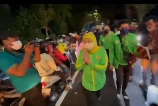 Jalanan Macet, Gubernur Jawa Timur Terpaksa Harus Jalan Kaki - GenPI.co JATIM