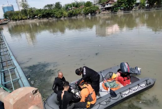 Fakta Seorang Wanita di Surabaya Nekat Menceburkan Diri ke Sungai - GenPI.co JATIM