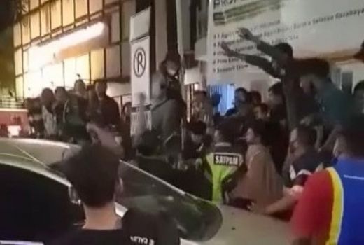 Viral Pria Dihajar Massa di GWalk Surabaya, Begini Kejadiannya - GenPI.co JATIM