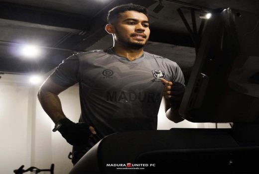 Kiper Madura United Sedang Berbahagia, Selamat! - GenPI.co JATIM