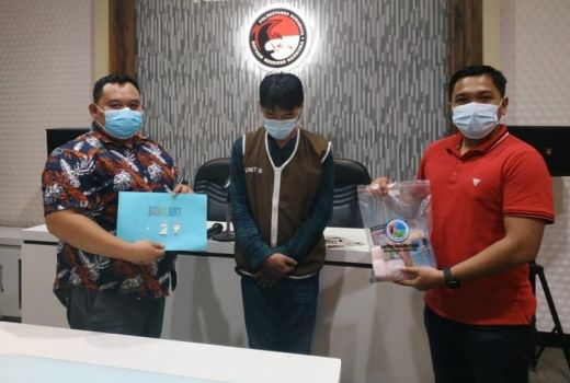 Pria Warga Surabaya Hanya Pasrah Saat Polisi Menggerebek Indekos - GenPI.co JATIM
