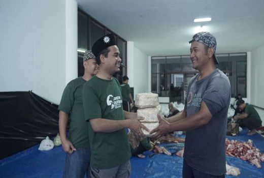 UMM Malang Pakai Besek untuk Wadah Daging Kurban - GenPI.co JATIM