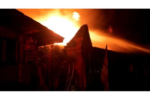 Gudang Rongsokan di Surabaya Terbakar, Terdengar Suara Ledakan - GenPI.co JATIM