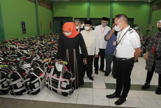 Khofifah Sambut Kepulangan Jamaah Haji Jatim, Prosesnya Ketat - GenPI.co JATIM