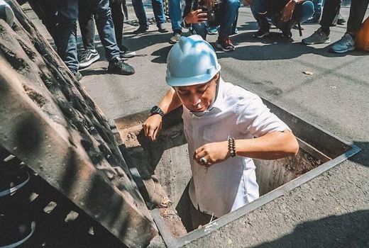 Eri Cahyadi Masuk Gorong-Gorong, Sudah Mirip Jokowi Nih - GenPI.co JATIM