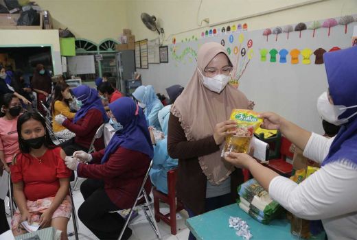 Ikut Vaksin, Warga Tanah Kali Kedinding Surabaya Dapat Minyak - GenPI.co JATIM