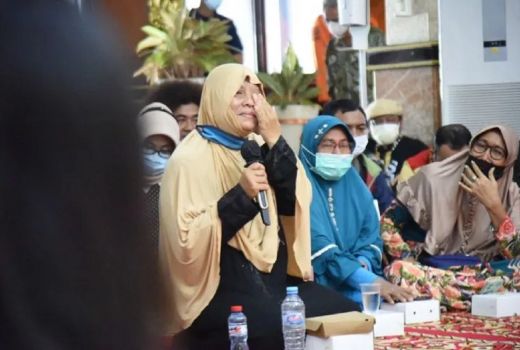 Tangis Agusriani Pecah di Depan Wali Kota Eri Cahyadi - GenPI.co JATIM