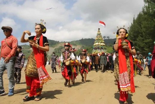 Potret Sedekah Bumi di Tulungagung, Wisatawan Boleh Ikut - GenPI.co JATIM