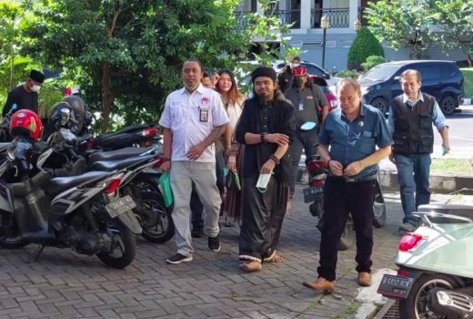 Laporkan Pesulap Merah, Gus Samsudin Datang Tak Pakai Alas Kaki - GenPI.co JATIM