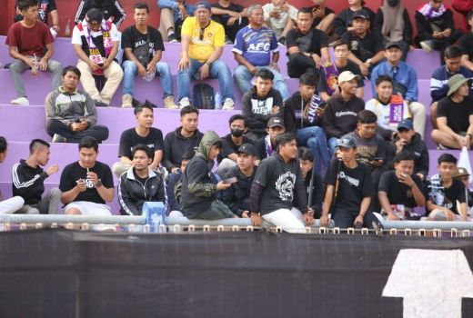 Kalah 1-2 Lawan Borneo FC, Suporter Persik Luapkan Kekecewaan - GenPI.co JATIM