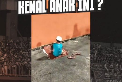 Khusyuk, Bocah Salat di Tribun Saat Laga Madura United - GenPI.co JATIM