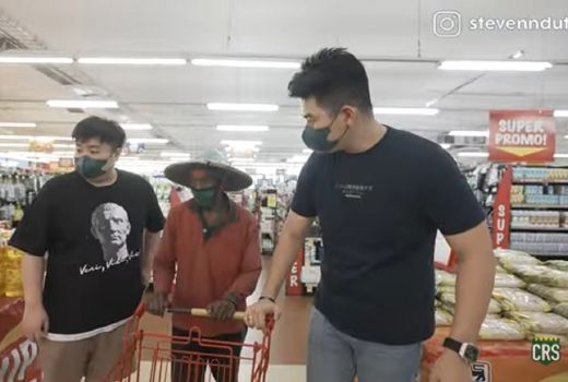 Crazy Rich Surabayans Beraksi, Ajak Kakek Ahmadi ke Supermarket - GenPI.co JATIM
