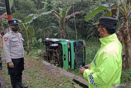 Bus Angkut Puluhan Siswa di Malang Terperosok ke Jurang, 2 Luka - GenPI.co JATIM