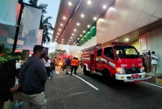 Tunjungan Plaza Terbakar, Asap Keluar di Lantai 5 - GenPI.co JATIM
