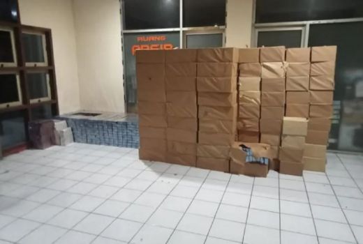 Kejar-kejaran di Tol Kertosono-Nganjuk, Mobil Bawa Barang Senilai Miliaran Disetop - GenPI.co JATIM