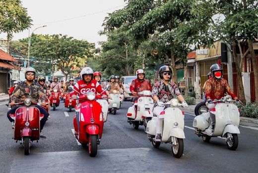 Keren, Crazy Rich Surabaya dan Armuji Naik Vespa Merah dan Putih - GenPI.co JATIM