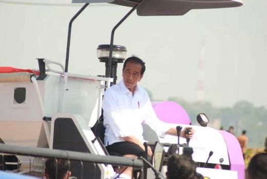Jokowi Bagi Alsintan di Gresik, Bantu Petani Tingkatkan Produksi - GenPI.co JATIM