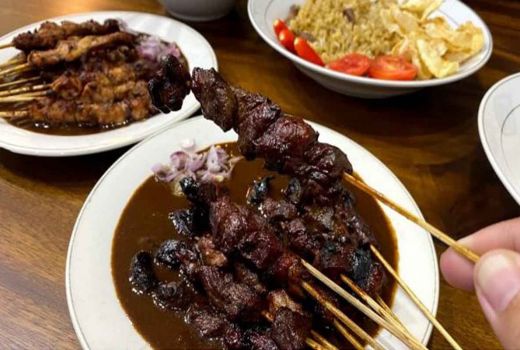 Mencicipi Sate Legendaris di Malang, Daging dan Bumbunya Buat Ketagihan - GenPI.co JATIM