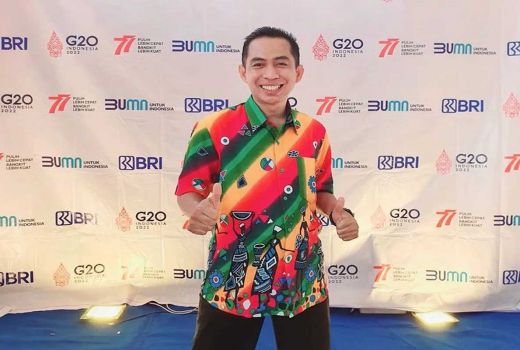 Profil Pak Ribut, Guru Honorer yang Kini Jadi Artis - GenPI.co JATIM
