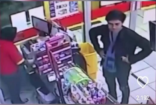 Aksi Pria di Kota Batu Tak Biasa, Mencuri Pelumas Terekam CCTV - GenPI.co JATIM