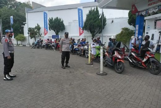 Ratusan Polisi Disiagakan di Jember Usai Harga BBM Resmi Naik - GenPI.co JATIM