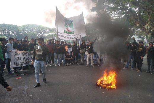 Demo Mahasiswa di Malang Sebut Pemerintah Plin-plan - GenPI.co JATIM