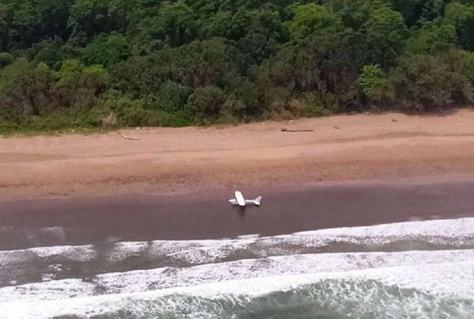 Pesawat Cessna Mendarat Darurat di Taman Nasional Alas Purwo - GenPI.co JATIM