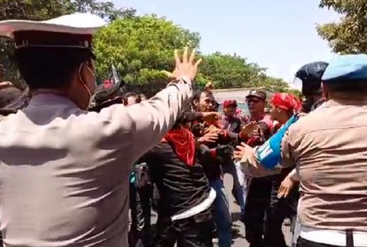 Demo Buruh di Surabaya Sempat Diwarnai Ketegangan dengan Polisi - GenPI.co JATIM